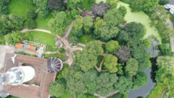 Schlosspark Jever<br />
© Schlossmuseum Jever<br />
JPG, 11.2 MB >><a href="https://www.schlossmuseum.de/wp-content/uploads/2025/09/schlosspark-jever-vortrag-klimawandel-pm-2.jpg" target="_blank">Download</a><<