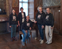 Team FrauenOrt Jever Konzertankündigung<br />
© Schlossmuseum Jever<br />
JPG, 1.1 MB >><a href="https://www.schlossmuseum.de/wp-content/uploads/2025/10/Konzertankuendigung-fuer-2025-11-25-Team-FrauenOrt-Jever-Schlossmuseum-Jever.jpg" target="_blank">Download</a><<