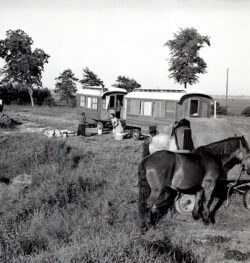 JPG, 1.5 MB >><a href="https://www.schlossmuseum.de/wp-content/uploads/2025/11/Gertrud Laubinger geb. Epner - Agathe Epner - STA WHV 2.jpg" target="_blank">Download</a><<<br />
v.r. Gertrud Laubinger geb. Epner - Agathe Epner<br />
© Foto StA WHV,5000_Hartog 2004