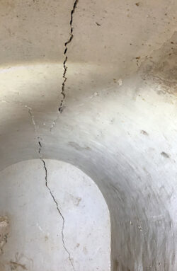 JPG, 1.1 MB >><a href="https://www.schlossmuseum.de/wp-content/uploads/2025/11/der-riss-im-eingangsbereich-des-gewoelbes-machte-die-raeumung-der-gruft-notwendig-um-diese-sanieren-zu-koennen-2-foto-schlossmuseum-jever.jpg" target="_blank">Download</a><<<br />
Der Riss im Eingangsbereich des Gewölbes machte die Räumung der Gruft notwendig, um diese sanieren zu können. (2)<br />
© Schlossmuseum Jever