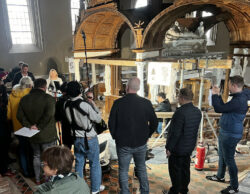 JPG, 1.1 MB >><a href="https://www.schlossmuseum.de/wp-content/uploads/2025/11/05-11-2025-grosses-medieninteresse-herrschte-bei-der-pressekonferenz-foto-schlossmuseum-jever.jpg" target="_blank">Download</a><<<br />05.11.2025, Großes Medieninteresse herrschte bei der Pressekonferenz im Edo-Wiemken-Grabmal<br />
© Schlossmuseum Jever