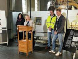 JPG, 1.0 MB >><a href="https://www.schlossmuseum.de/wp-content/uploads/2025/11/05-11-2025-pressekonferenz-zur-gruftraeumung-foto-schlossmuseum-jever.jpg" target="_blank">Download</a><<<br />05.11.2025, Pressekonferenz zur Grufträumung, von links Prof. Dr. Jana Esther Fries, Prof. Dr. Antje Sander, Ralf Dröge und Alexander Größ<br />
© Schlossmuseum Jever