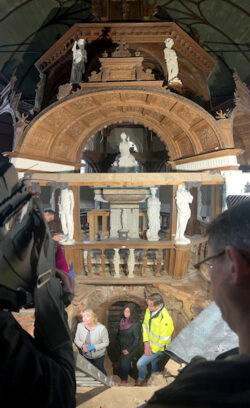 JPG, 1.2 MB >><a href="https://www.schlossmuseum.de/wp-content/uploads/2025/11/05-11-2025-prof-dr-antje-sander-erlaeutert-den-zustand-der-funde-in-der-gruft.jpg" target="_blank">Download</a><<<br />05.11.2025, Prof. Dr. Antje Sander erläutert im Beisein von Prof. Dr. Jana Esther Fries und Ralf Dröge der Presse den Zustand der Funde in der Gruft<br />
© Schlossmuseum Jever