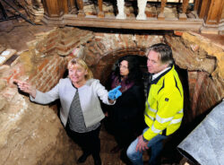 JPG, 1.0 MB >><a href="https://www.schlossmuseum.de/wp-content/uploads/2025/11/05-11-2025-prof-dr-antje-sander-erlaeutert-die-beschaffenheit-der-gruft-1.jpg" target="_blank">Download</a><<<br />05.11.2025, Prof. Dr. Antje Sander erläutert im Beisein von Prof. Dr. Jana Esther Fries und Ralf Dröge die Beschaffenheit der Gruft (1)<br />
© Schlossmuseum Jever