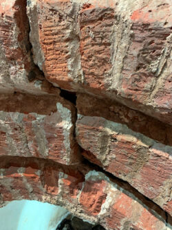 JPG, 1.1 MB >><a href="https://www.schlossmuseum.de/wp-content/uploads/2025/11/der-riss-im-eingangsbereich-des-gewoelbes-machte-die-raeumung-der-gruft-notwendig-um-diese-sanieren-zu-koennen-foto-schlossmuseum-jever.jpg" target="_blank">Download</a><<<br />
Der Riss im Eingangsbereich des Gewölbes machte die Räumung der Gruft notwendig, um diese sanieren zu können.<br />
© Schlossmuseum Jever