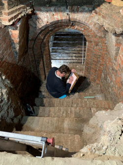 JPG, 1.1 MB >><a href="https://www.schlossmuseum.de/wp-content/uploads/2025/11/dr-andreas-stroebl-von-der-forschungsstelle-gruft-dokumentiert-den-zustand-der-geraeumten-gruft-foto-schlossmuseum-jever.jpg" target="_blank">Download</a><<<br />
Dr. Andreas Ströbl von der Forschungsstelle Gruft dokumentiert den Zustand der geräumten Gruft.<br />
© Schlossmuseum Jever