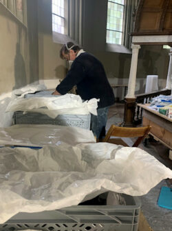 JPG, 1.25 MB >><a href="https://www.schlossmuseum.de/wp-content/uploads/2025/11/dr-andreas-stroebl-von-der-forschungsstelle-gruft-untersucht-die-geborgenen-funde-foto-schlossmuseum-jever.jpg" target="_blank">Download</a><<<br />
Dr. Andreas Ströbl von der Forschungsstelle Gruft untersucht die geborgenen Funde.<br />
© Schlossmuseum Jever