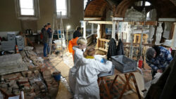 JPG, 1.0 MB >><a href="https://www.schlossmuseum.de/wp-content/uploads/2025/11/unter-anwesenheit-von-fachleuten-verschiedenster-disziplinen-wurde-die-gruft-geraeumt-2-foto-schlossmuseum-jever.jpg" target="_blank">Download</a><<<br />
Unter Anwesenheit von Fachläuten verschiedenster Disziplinen wurde die Gruft geräumt. (2)<br />
© Schlossmuseum Jever