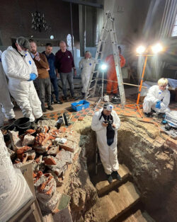 JPG, 1.1 MB >><a href="https://www.schlossmuseum.de/wp-content/uploads/2025/11/unter-anwesenheit-von-fachleuten-verschiedenster-disziplinen-wurde-die-gruft-geraeumt-foto-schlossmuseum-jever.jpg" target="_blank">Download</a><<<br />
Unter Anwesenheit von Fachläuten verschiedenster Disziplinen wurde die Gruft geräumt.<br />
© Schlossmuseum Jever