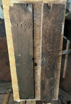 JPG, 1.1 MB >><a href="https://www.schlossmuseum.de/wp-content/uploads/2025/11/vier-kleine-saerge-mit-der-datierung-1562-dienten-als-beinkisten-foto-schlossmuseum-jever.jpg" target="_blank">Download</a><<<br />
Vier kleine Särge mit der Datierung 1562 dienten als Beinkisten.<br />
© Schlossmuseum Jever