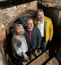 JPG, 1.1 MB >><a href="https://www.schlossmuseum.de/wp-content/uploads/2025/11/05-11-2025-prof-dr-antje-sander-mit-buergermeister-jan-edo-albers-und-landrat-sven-ambrosy.jpg" target="_blank">Download</a><<<br />05.11.2025, Prof. Dr. Antje Sander mit Bürgermeister Jan Edo Albers und Landrat Sven Ambrosy, die an der Pressekonferenz teilnahmen<br />
© Schlossmuseum Jever