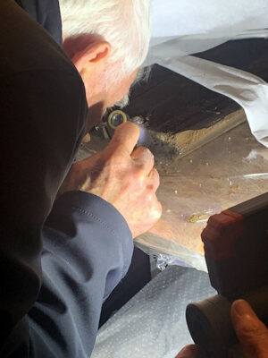 Abb. 10a Dendochronologe Dr. Klein untersucht die Sargbretter © Schlossmuseum Jever