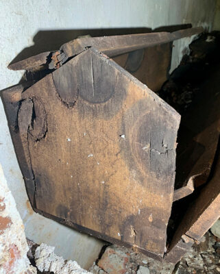 Abb. 10c In der Gruft befanden sich vier kleine Beinsärge und ein großer Sarg, die alle auseinandergefallen waren © Schlossmuseum Jever