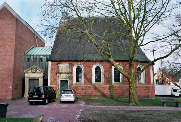 Abb. 2 Der Choranbau der Kirche mit dem Renaissanceportal stammt aus der Zeit um 1560 © Schlossmuseum Jever