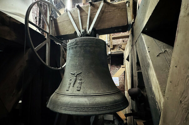 Abb. 3 Die Marienglocke © Schlossmuseum Jever
Diese prächtige Glocke, die seit vielen Jahrhunderten jeden Abend zu Ehren Marias läutet, wurde 1540 im Zuge der Fehde gegen Balthasar von Esens, der auch Boing von Oldersum zum Opfer fiel, als Beute zusammen mit vier weiteren Glocken aus ostfriesischen Kirchen ins Jeverland verschleppt. Diese ist heute im jeverschen Kirchturm verankert und stammt ursprünglich aus Eggelingen. Der berühmte Bremer Glockengießer Ghert Klinghe hat sie 1461 erschaffen.