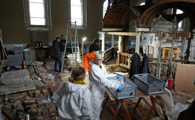 Abb. 8a Unter Anwesenheit von Fachläuten verschiedenster Disziplinen wurde die Gruft geräumt © Schlossmuseum Jever