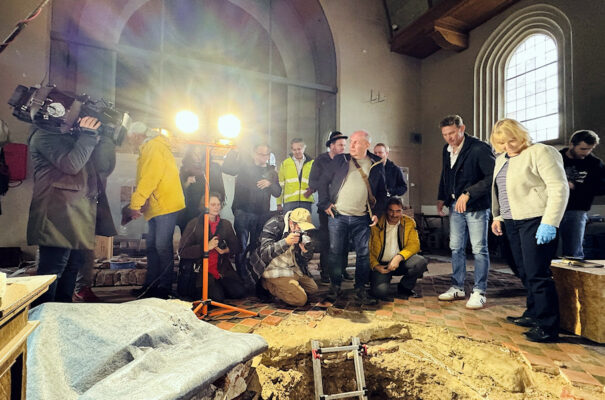 Abb. 8c Unter großem Medieninteresse wurde die Gruft Vorgestellt © Schlossmuseum Jever