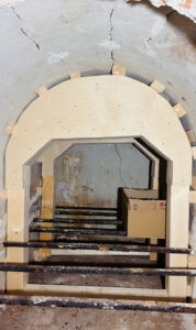 Abb. 9a Das Gewölbe der Gruft wurde für die weiteren statischen und bodenkundlichen Untersuchungen gesichert © Schlossmuseum Jever