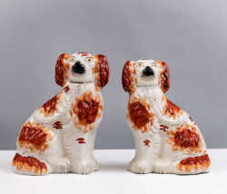 JPG, 0.3 MB >><a href="https://www.schlossmuseum.de/wp-content/uploads/2026/03/kaminhunde1-england-ende-18-Jh-ausstellung-versammelt-schlossmuseum-jever.jpg" target="_blank">Download</a><<<br />
Foto: Gerlinde Dominghaus<br />© Schlossmuseum Jever