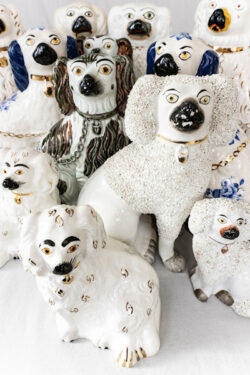 JPG, 1.0 MB >><a href="https://www.schlossmuseum.de/wp-content/uploads/2026/03/kaminhunde2-england-foto-gerlinde-domininghaus-copyright-schlossmuseum-jever.jpg" target="_blank">Download</a><<<br />
Foto: Gerlinde Dominghaus<br />© Schlossmuseum Jever